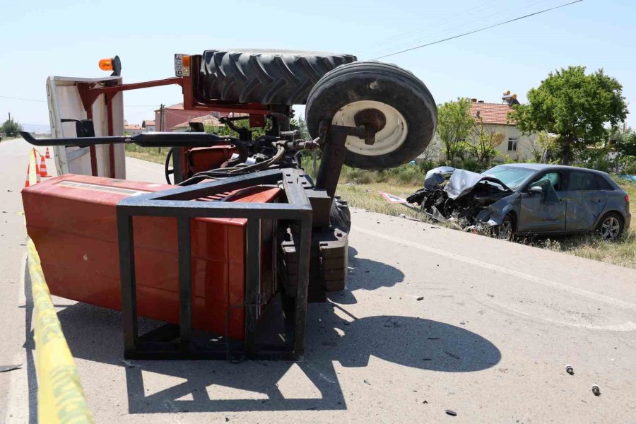Traktör İle Otomobil Çarpıştı: 4 Yaralı