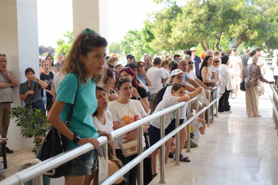 Tüm Veliler Onun İçin Seferber Oldu, Genç Kızın Hayalleri Kulağındaki Takı Yüzünden Yarım Kaldı