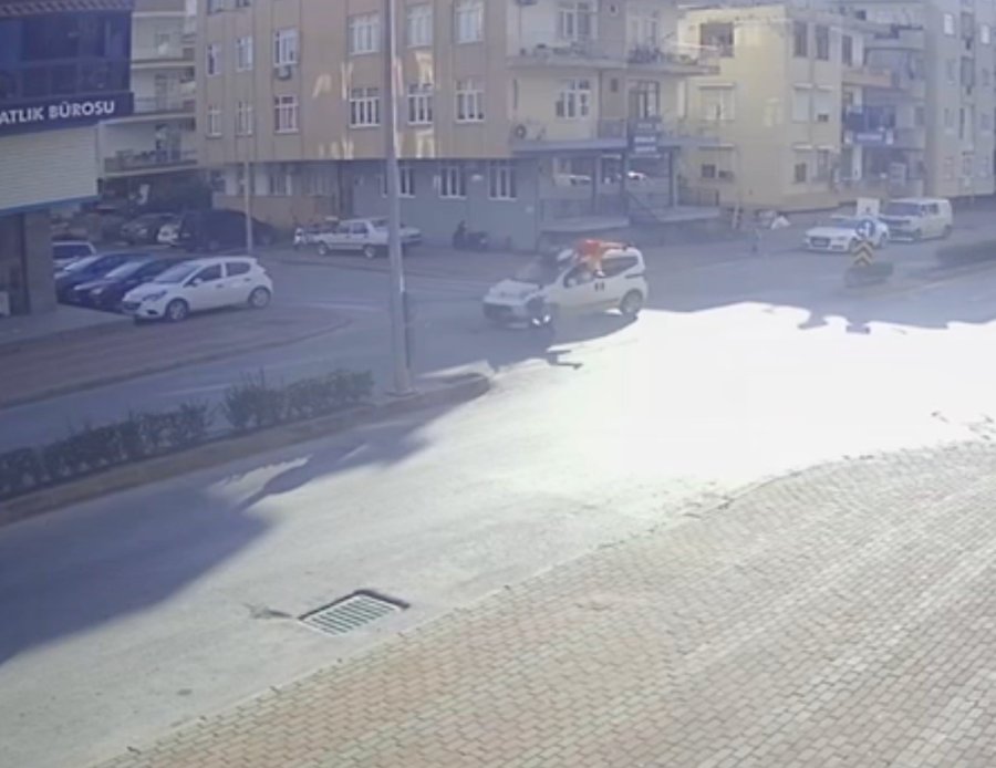 Hafif Ticari Araçla Çarpışan Motosiklet Sürücüsü Ve Yolcu Ölümden Döndü