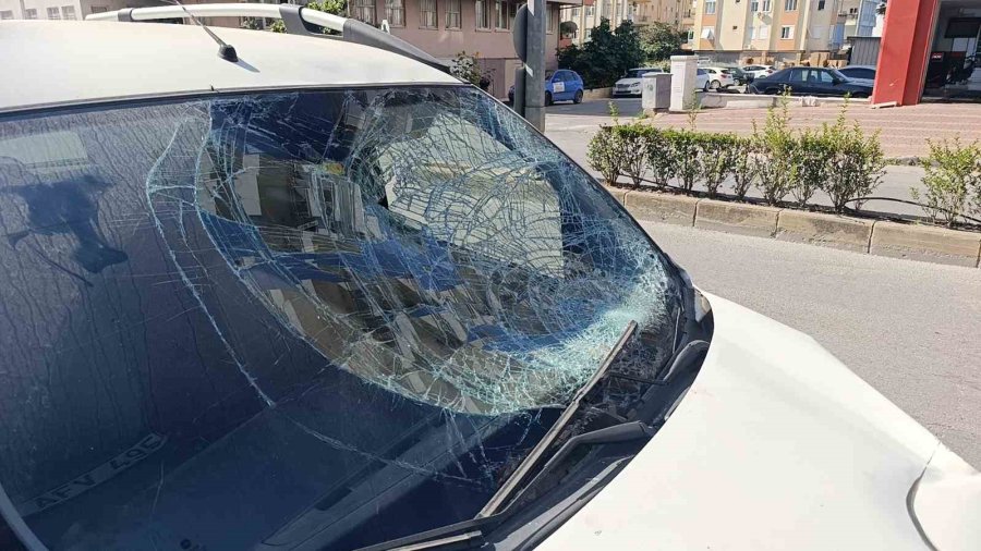 Hafif Ticari Araçla Çarpışan Motosiklet Sürücüsü Ve Yolcu Ölümden Döndü