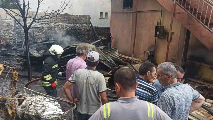 Otları Temizlemek İçin Yaktığı Ateş, Komşusunun Evini Yaktı