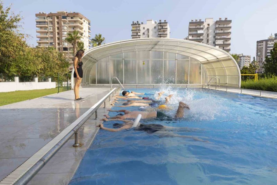 Özel Gereksinimli Çocuklar Yüzmenin Keyfini Yaşıyor