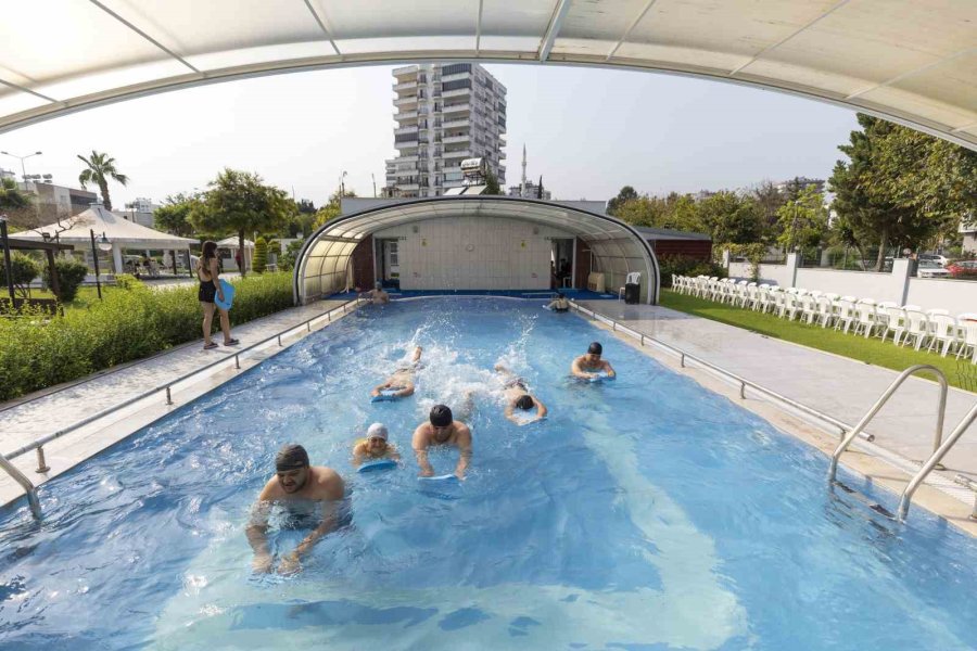 Özel Gereksinimli Çocuklar Yüzmenin Keyfini Yaşıyor