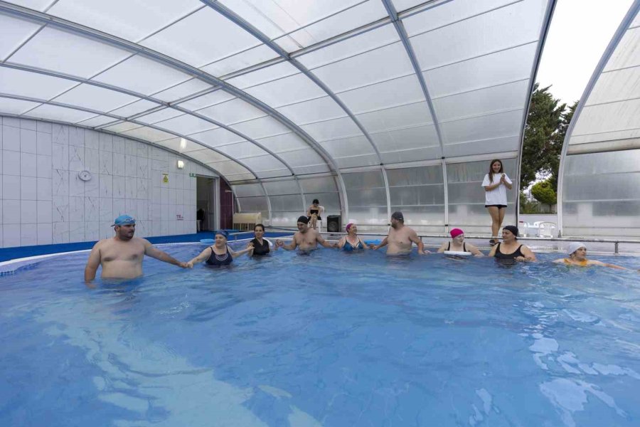 Özel Gereksinimli Çocuklar Yüzmenin Keyfini Yaşıyor