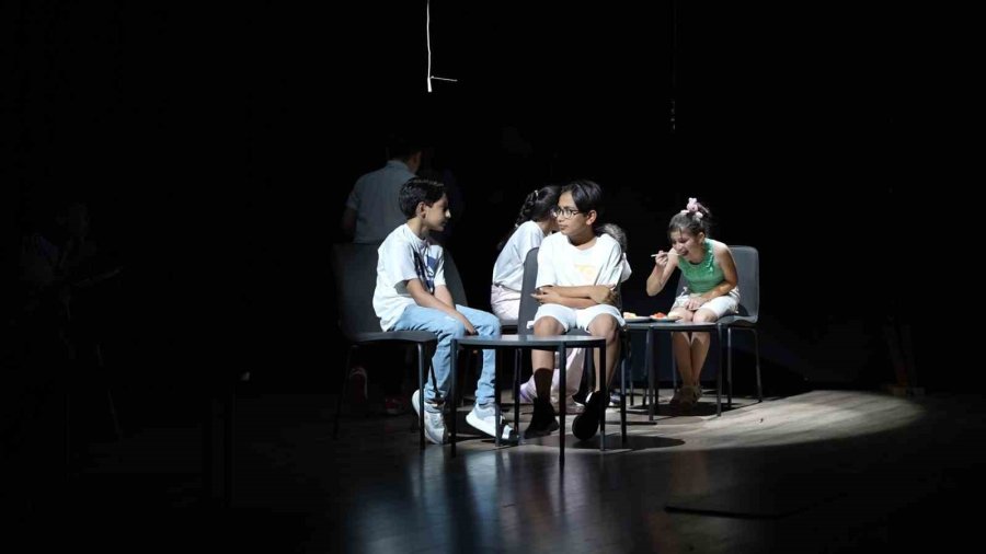 Niğde’de Öğrencilerden İngilizce Tiyatro