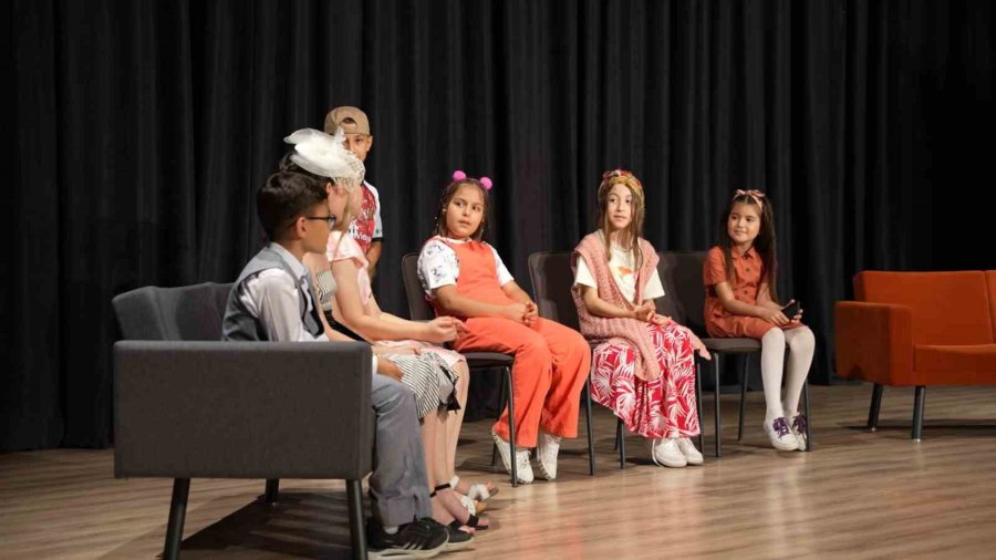 Niğde’de Öğrencilerden İngilizce Tiyatro