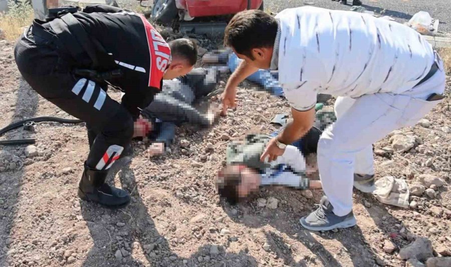 Aksaray’da Hafif Ticari Araçla Otomoblin Çarpıştığı Kazada İlk Belirlemelere Göre 1 Kişi Öldü 8 Kişi De Yaralandı. Yaralıların Refüje Savrulduğu Olay Yerinde Saglık Ekipleri Zamanla Yarışırken, Yaralılar Ambulanslarla Hastan