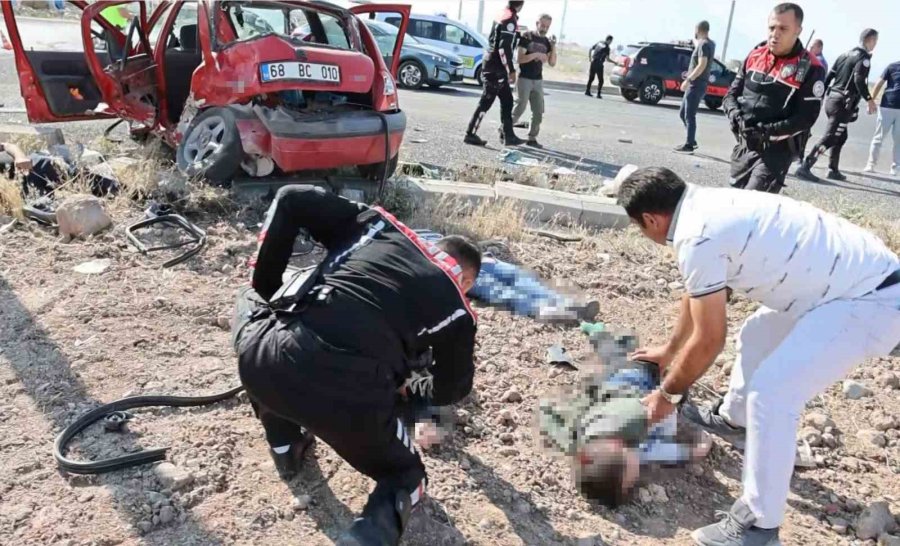 Aksaray’da Hafif Ticari Araçla Otomoblin Çarpıştığı Kazada İlk Belirlemelere Göre 1 Kişi Öldü 8 Kişi De Yaralandı. Yaralıların Refüje Savrulduğu Olay Yerinde Saglık Ekipleri Zamanla Yarışırken, Yaralılar Ambulanslarla Hastan