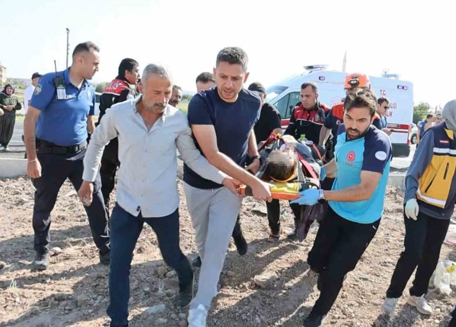 Sınava Giden Araçlar Çarpıştı: 1 Ölü, 4’ü Ağır 10 Yaralı