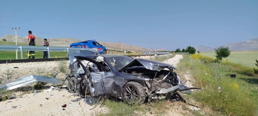Antalya-denizli Karayolunda Kontrolden Çıkan Otomobil Şarampole Düştü,3 Yaralı