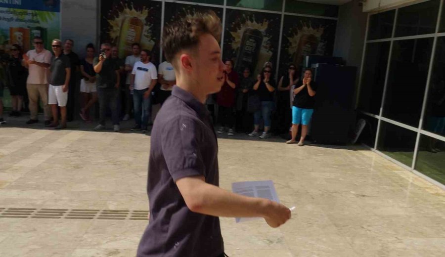 Sınava Son Saniyede Yetişti, Binaya Velilerin Alkışları Eşliğinde Girdi