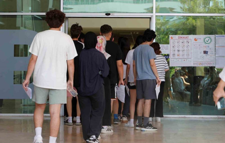 Sınava Son Saniyede Yetişti, Binaya Velilerin Alkışları Eşliğinde Girdi