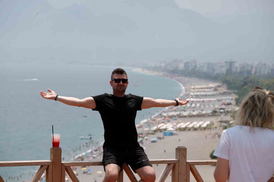 Termometreler 33 Dereceyi Gösterdi, Konyaaltı Sahili Doldu Taştı