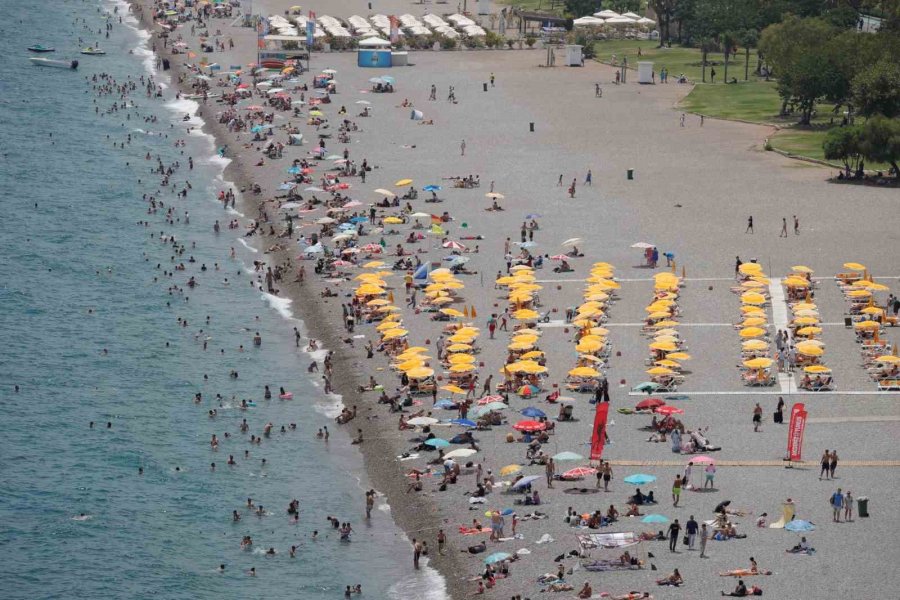 Termometreler 33 Dereceyi Gösterdi, Konyaaltı Sahili Doldu Taştı