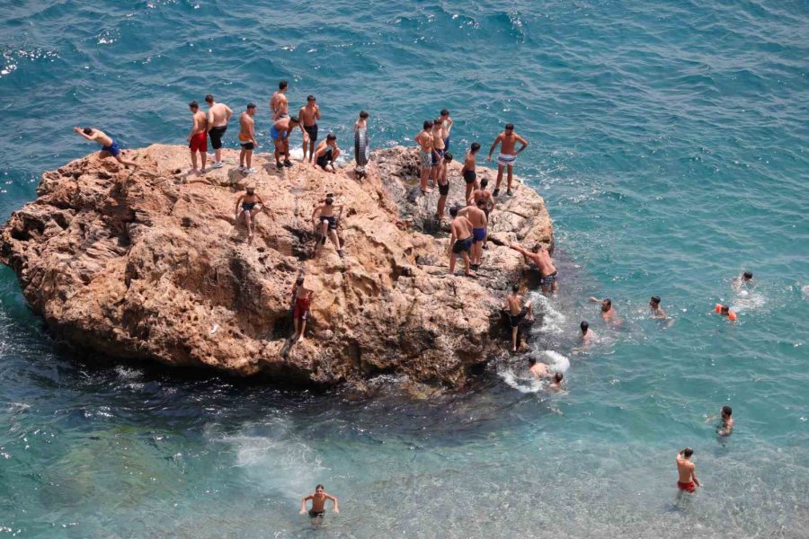 Termometreler 33 Dereceyi Gösterdi, Konyaaltı Sahili Doldu Taştı