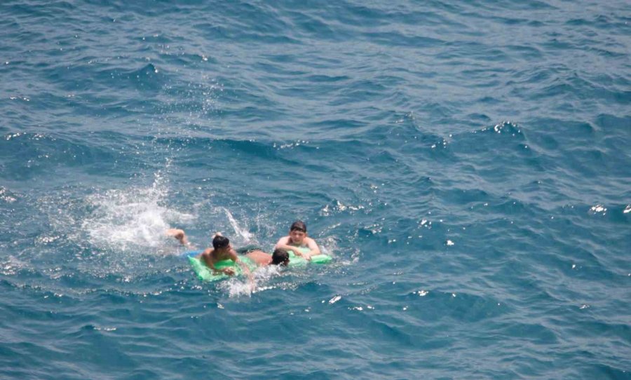 Termometreler 33 Dereceyi Gösterdi, Konyaaltı Sahili Doldu Taştı