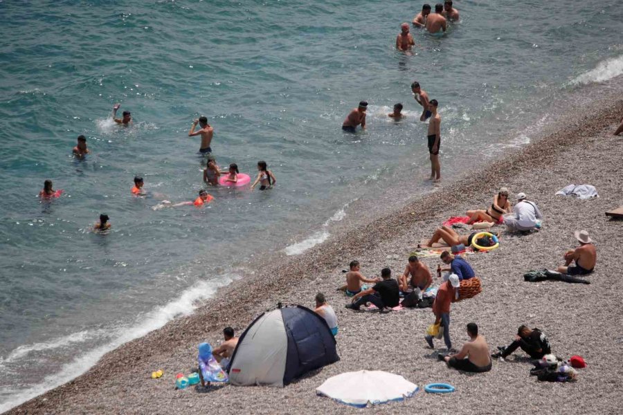 Termometreler 33 Dereceyi Gösterdi, Konyaaltı Sahili Doldu Taştı