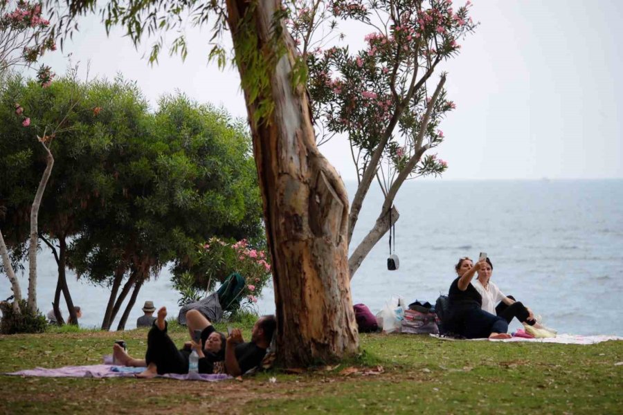 Termometreler 33 Dereceyi Gösterdi, Konyaaltı Sahili Doldu Taştı