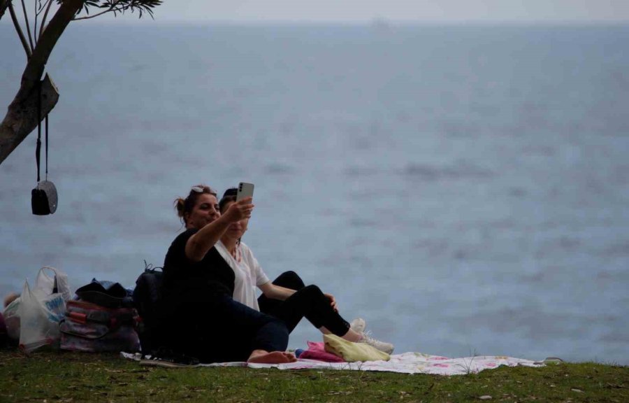 Termometreler 33 Dereceyi Gösterdi, Konyaaltı Sahili Doldu Taştı