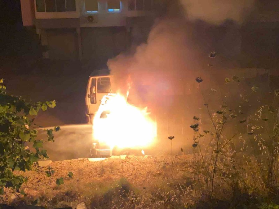 Gazipaşa’da Park Halindeki Kamyon Alev Alev Yandı