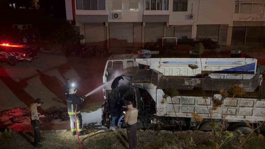 Gazipaşa’da Park Halindeki Kamyon Alev Alev Yandı