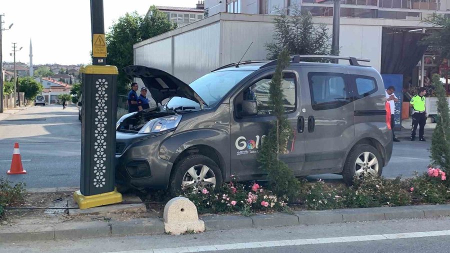 Karaman’da Direğe Çarpan Hafif Ticari Aracın Sürücüsü Yaralandı