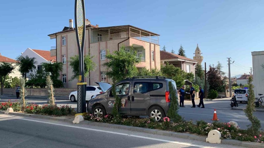 Karaman’da Direğe Çarpan Hafif Ticari Aracın Sürücüsü Yaralandı