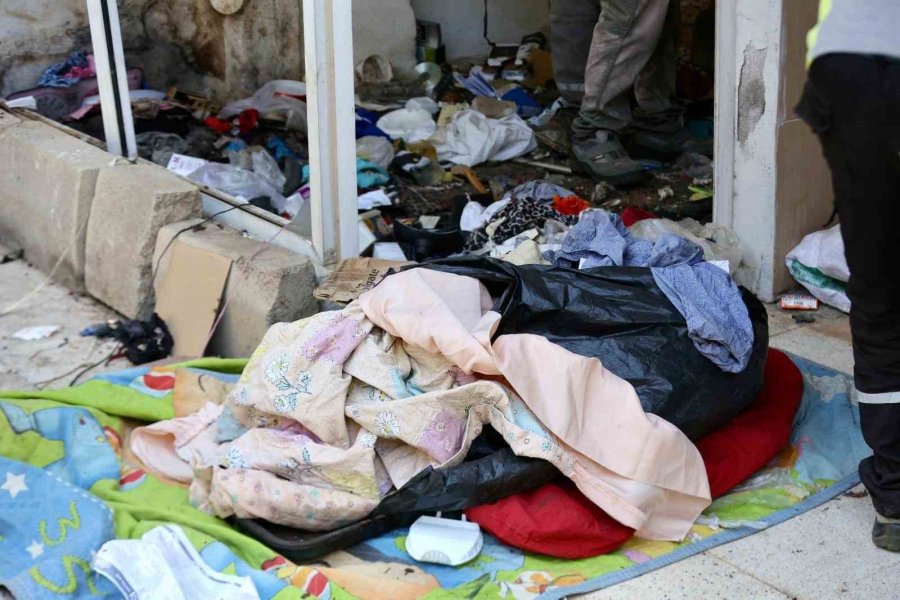 Kepez’de Çöp Ev Operasyonunda 2 Ayrı Evden 8 Kamyon Dolusu Çöp Çıktı