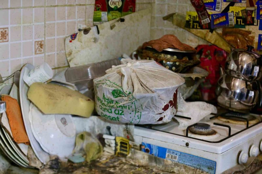 Kepez’de Çöp Ev Operasyonunda 2 Ayrı Evden 8 Kamyon Dolusu Çöp Çıktı