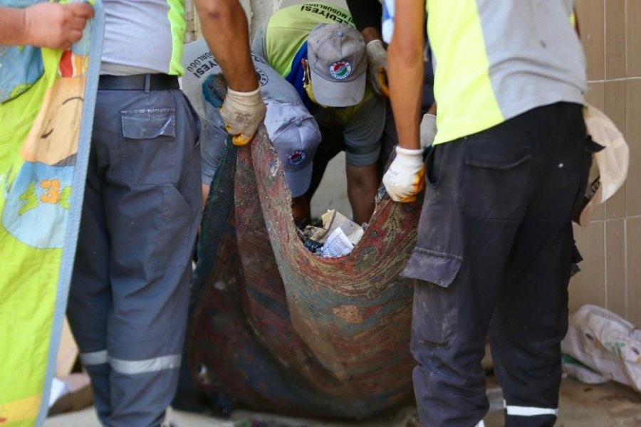 Kepez’de Çöp Ev Operasyonunda 2 Ayrı Evden 8 Kamyon Dolusu Çöp Çıktı