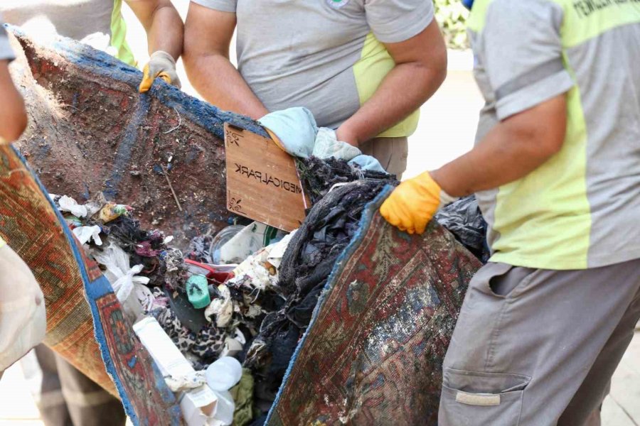 Kepez’de Çöp Ev Operasyonunda 2 Ayrı Evden 8 Kamyon Dolusu Çöp Çıktı