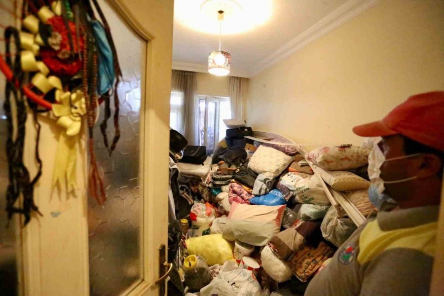 Kepez’de Çöp Ev Operasyonunda 2 Ayrı Evden 8 Kamyon Dolusu Çöp Çıktı