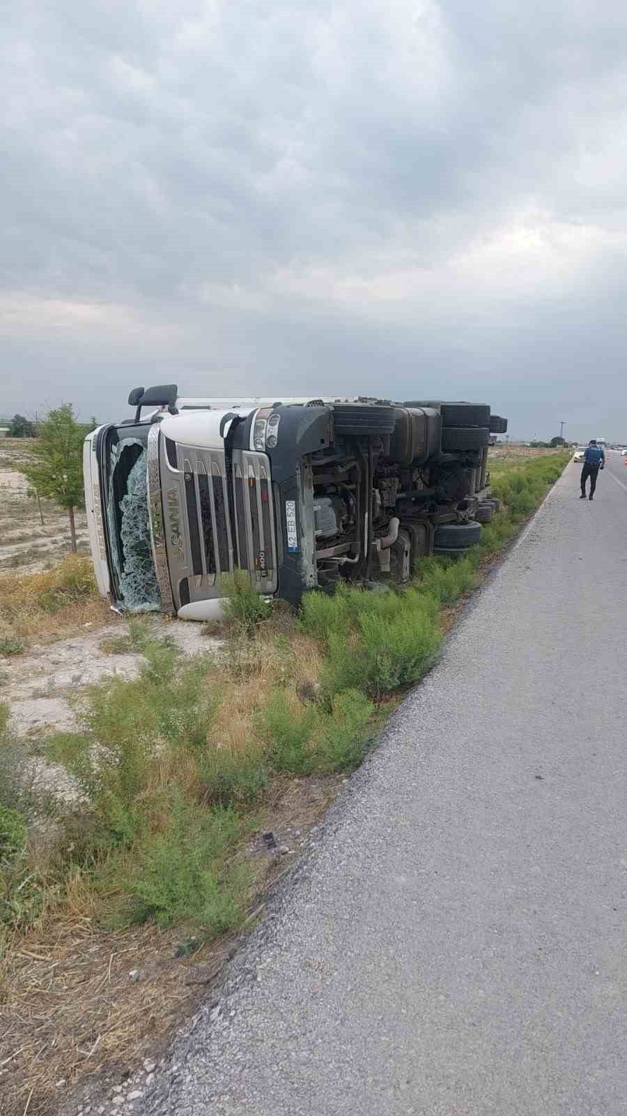 Kontrolden Çıkan Tır Şarampole Devrildi: 1 Ölü