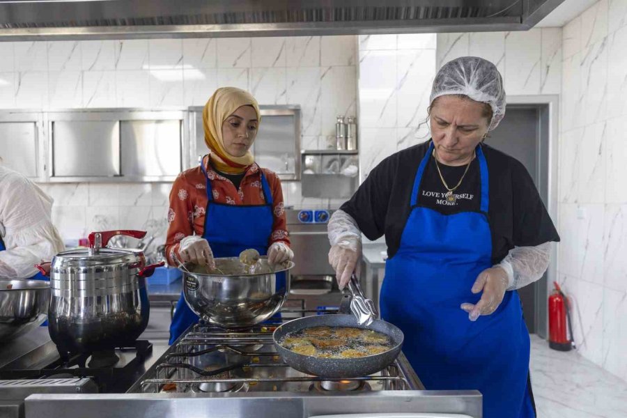 Mersin’de Sofralara Lezzet Katacak Aşçılar Yetişiyor