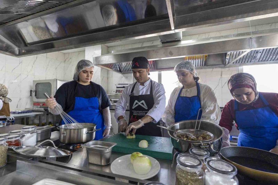 Mersin’de Sofralara Lezzet Katacak Aşçılar Yetişiyor