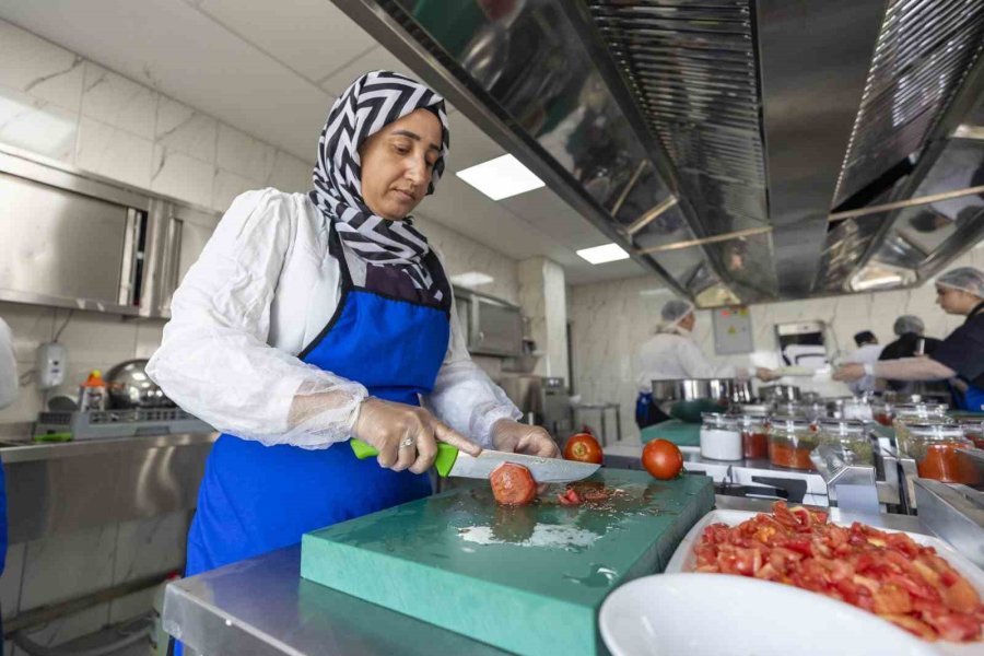Mersin’de Sofralara Lezzet Katacak Aşçılar Yetişiyor
