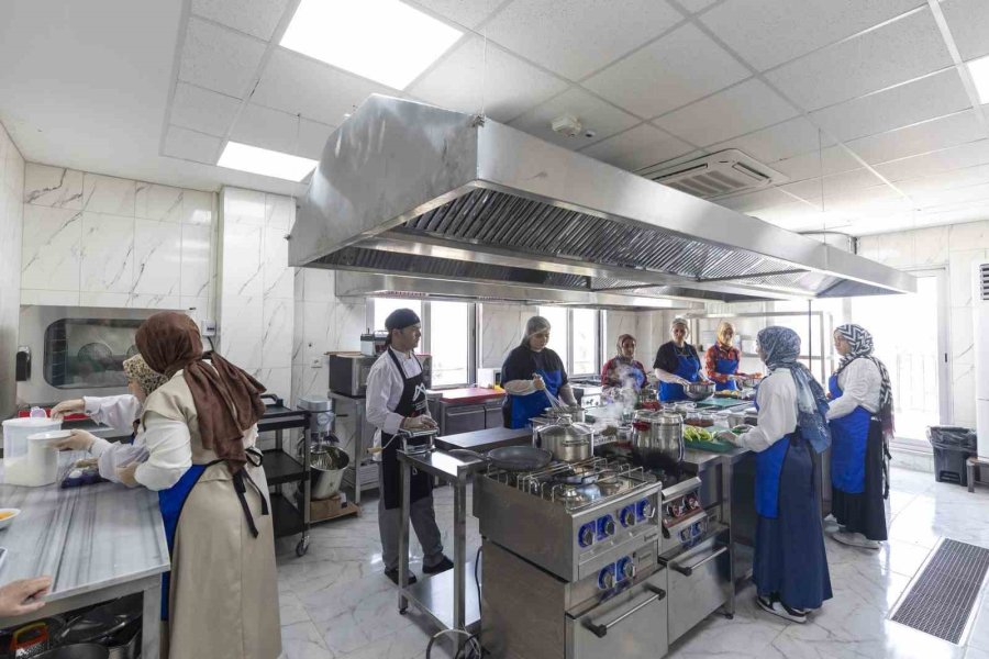 Mersin’de Sofralara Lezzet Katacak Aşçılar Yetişiyor