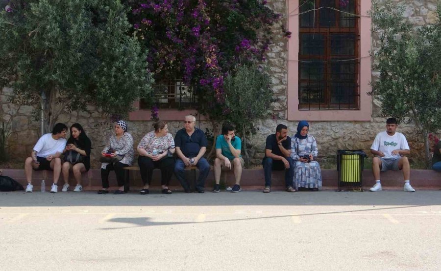 Bu Kez Geç Kalan Olmadı: Mersin’de Yks’nin İkinci Oturumu Ayt Başladı