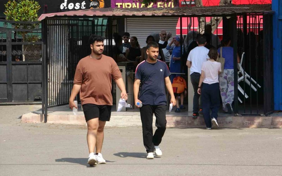 Bu Kez Geç Kalan Olmadı: Mersin’de Yks’nin İkinci Oturumu Ayt Başladı