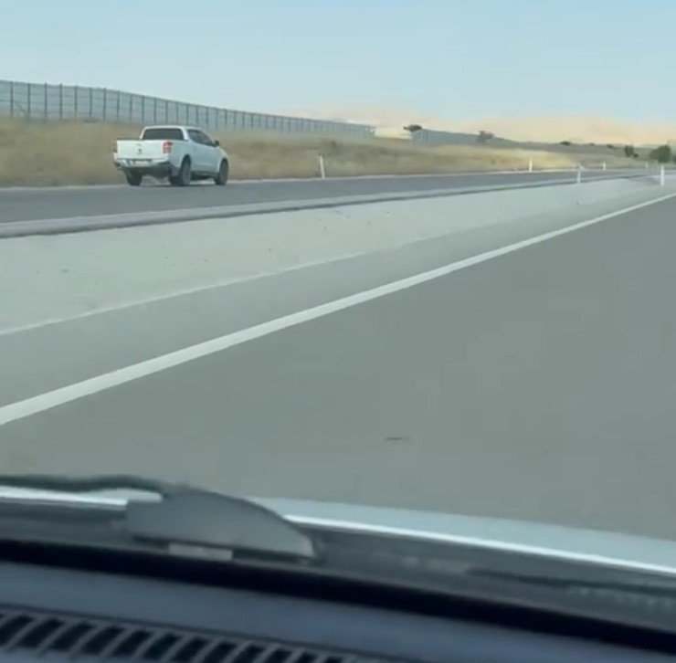 Ters Şeritten Giden Kamyonet Yürekleri Ağza Getirdi