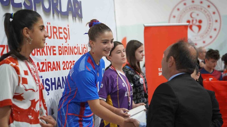 Taşımalı Köy Okulu Öğrencisi Antalyalı Ayşe, Türkiye Şampiyonu Oldu