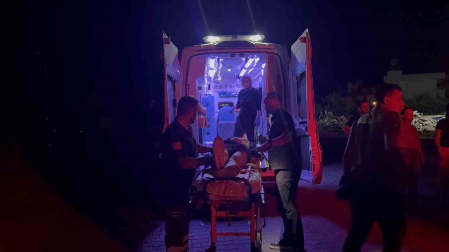 Gazipaşa’da Motosiklet Park Halindeki Otomobile Çarptı: 1 Ağır Yaralı