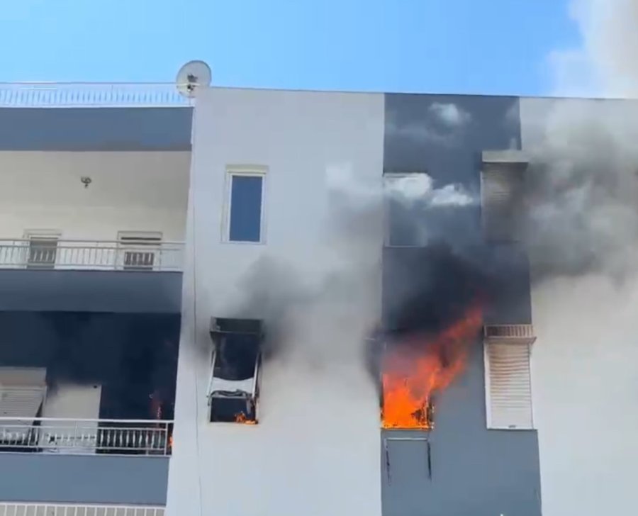 Alevlerin Sardığı Evde Balkona Sığındı Kedisini Elinden Bırakmadı