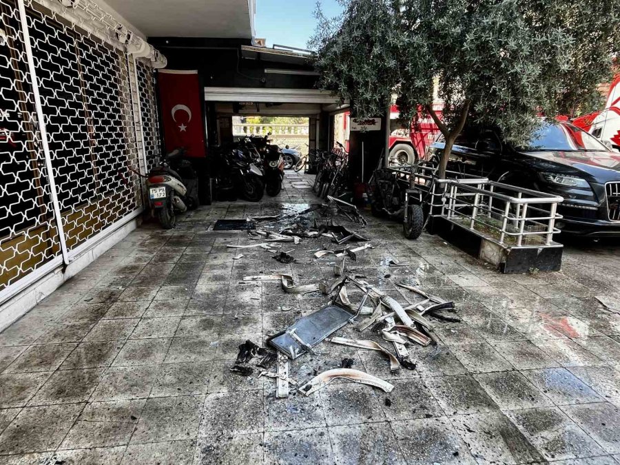 Alevlerin Sardığı Evde Balkona Sığındı Kedisini Elinden Bırakmadı