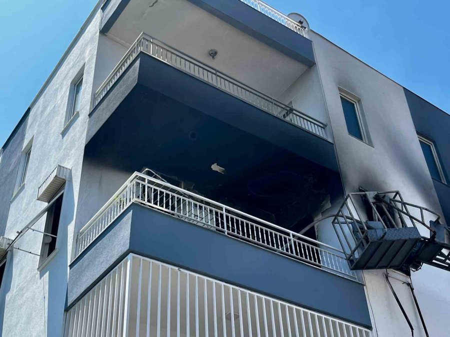 Alevlerin Sardığı Evde Balkona Sığındı Kedisini Elinden Bırakmadı