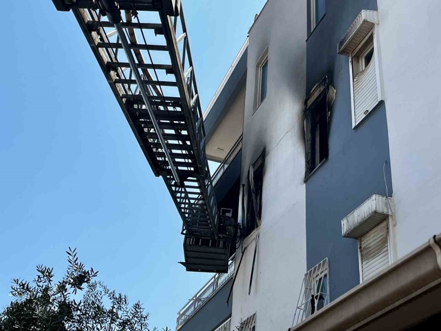 Alevlerin Sardığı Evde Balkona Sığındı Kedisini Elinden Bırakmadı