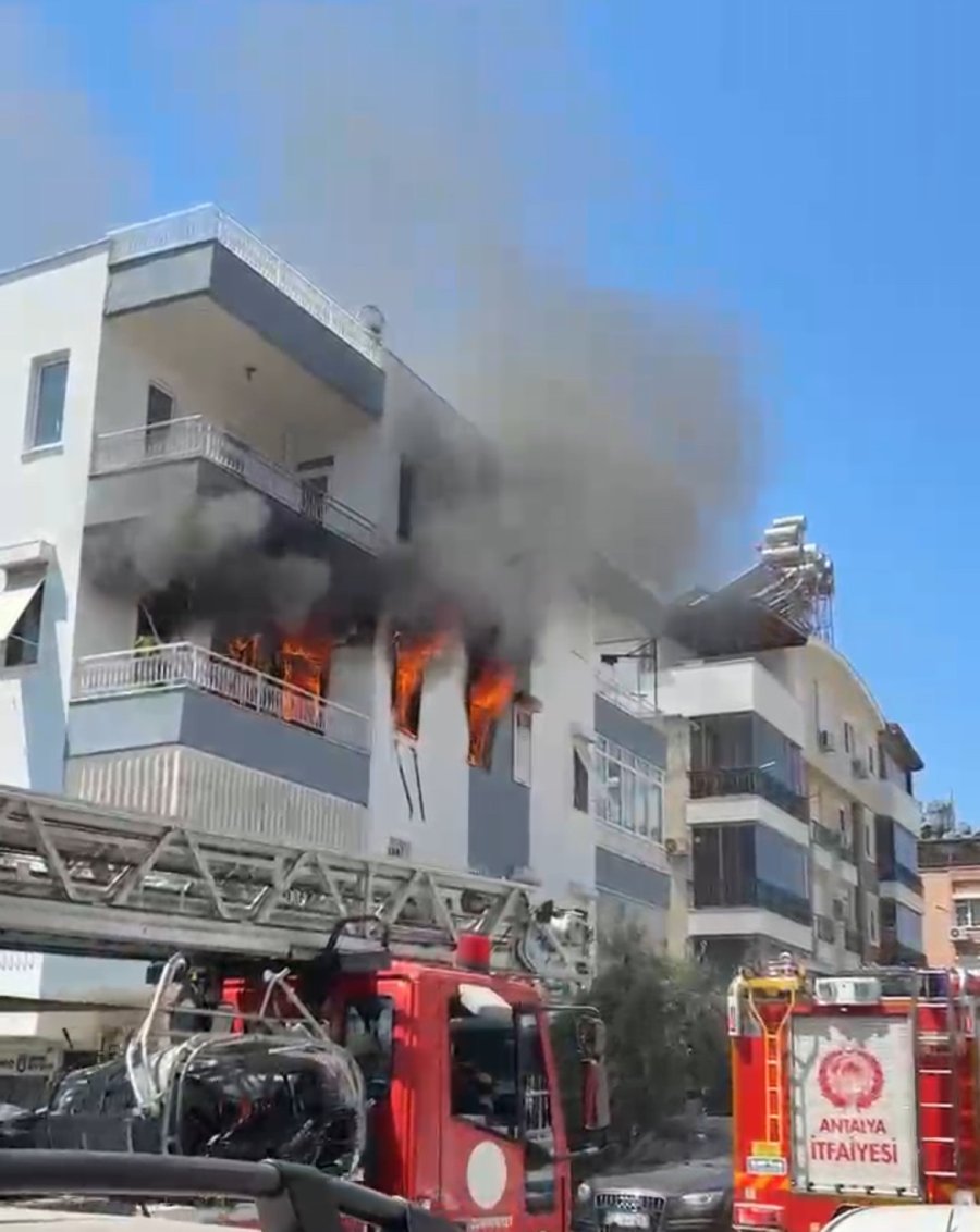 Alevlerin Sardığı Evde Balkona Sığındı Kedisini Elinden Bırakmadı