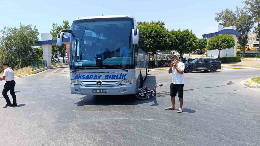 Yolcu Otobüsüyle Çarpışan Motosikletli, Lastiğin Altında Kalmaktan Son Anda Kurtuldu