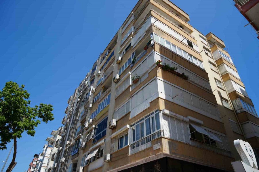 Antalya’da Zemin Kat Kolonu Patlayan 7 Katlı Bina Tahliye Edildi