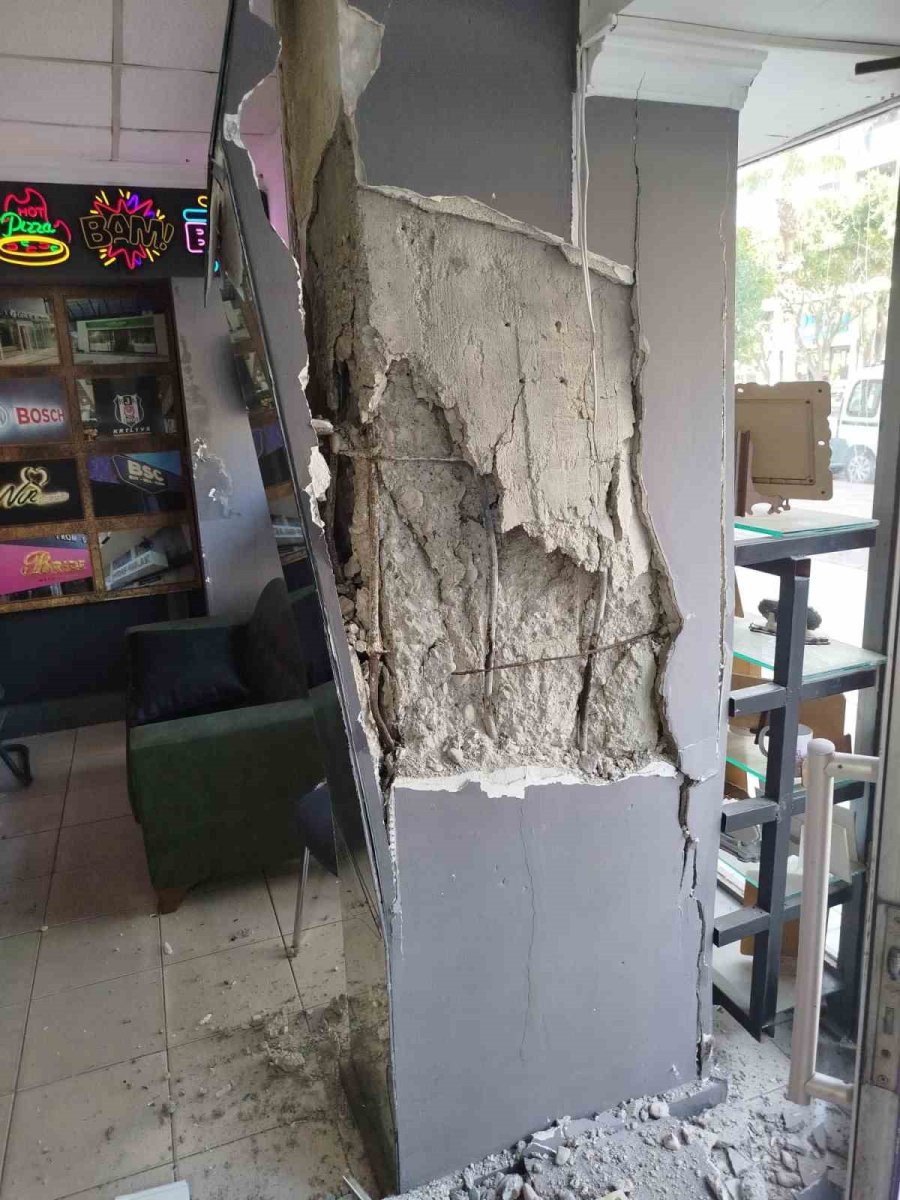 Antalya’da Zemin Kat Kolonu Patlayan 7 Katlı Bina Tahliye Edildi